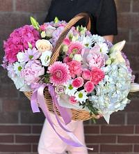 Композиция солнечный день в Болхове Цветочная композиция из Розы, Хризантемы, Пионы и Лизиантусы в корзине в Болхове