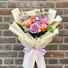 Букет цветов из:  Лизиантусы и Розы в Болхове