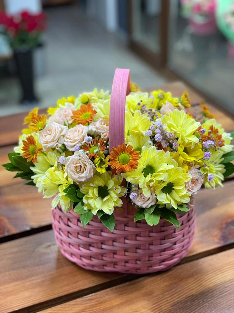 Цветочная композиция из Хризантемы и Розы в корзине в Болхове
