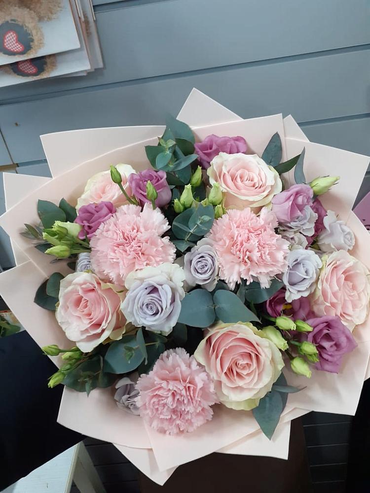 Букет цветов из: Розы, Гвоздики и Лизиантусы в Болхове