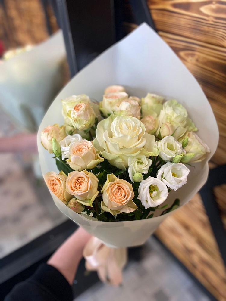 Букет цветов из: Розы и Лизиантусы в Болхове