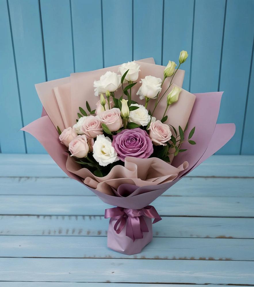 Букет цветов из: Розы и Лизиантусы в Болхове